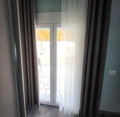 Xhovi * Ishull-Lezhe